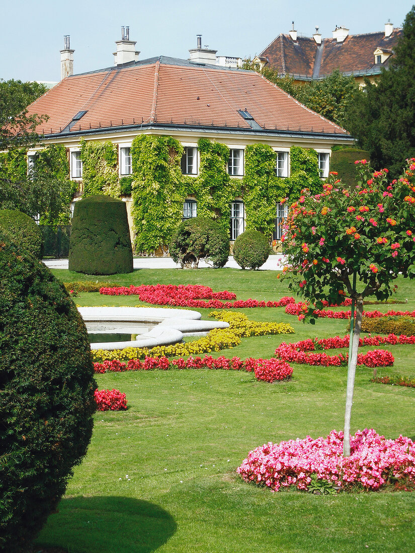 Blick vom Schlosspark Schönbrunn auf Gebäude, Wien