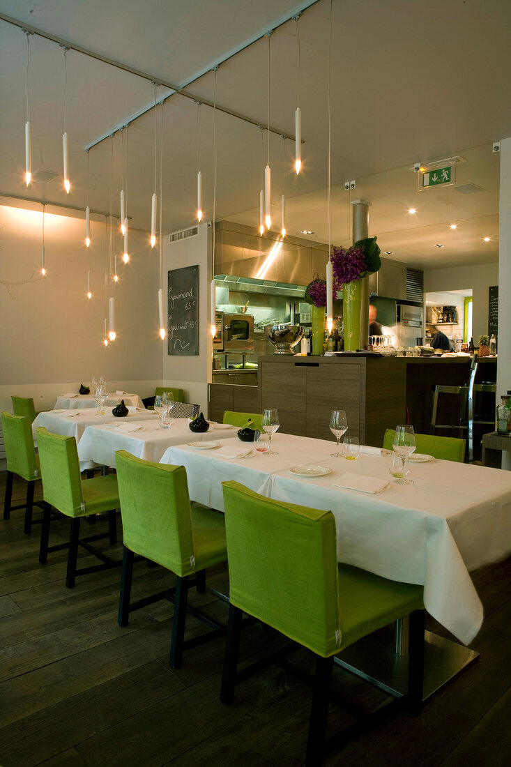 Gedeckter Tisch im Restaurant "La Bigarrade", grüne Stühle, Paris