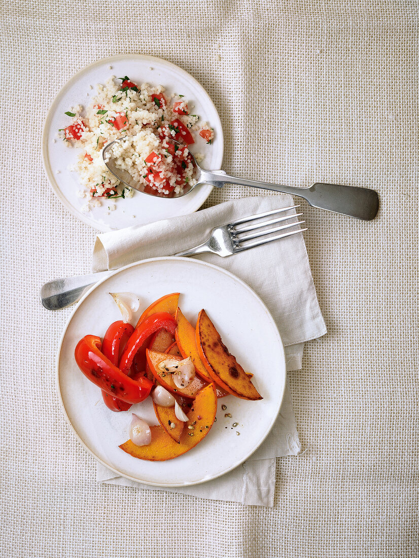 Geröstete Paprika- und Kürbisstücke und Couscous