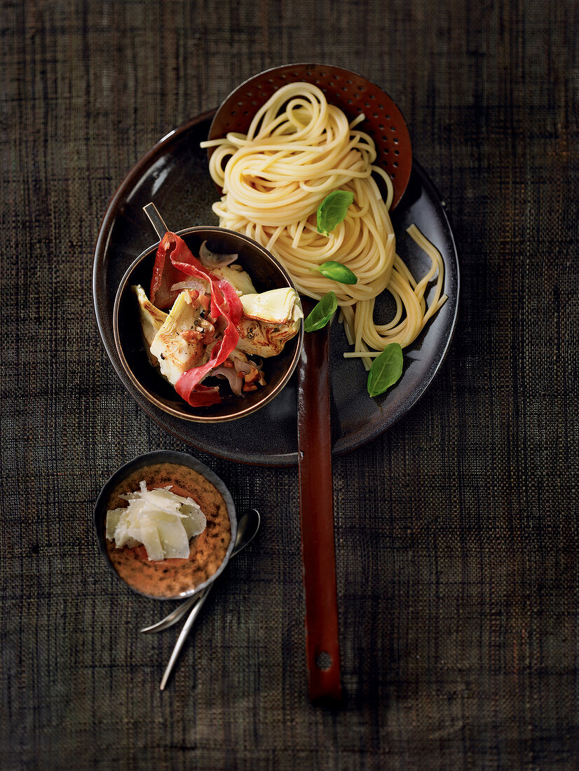 Spaghetti mit Artischocken, Basili- kumblättchen