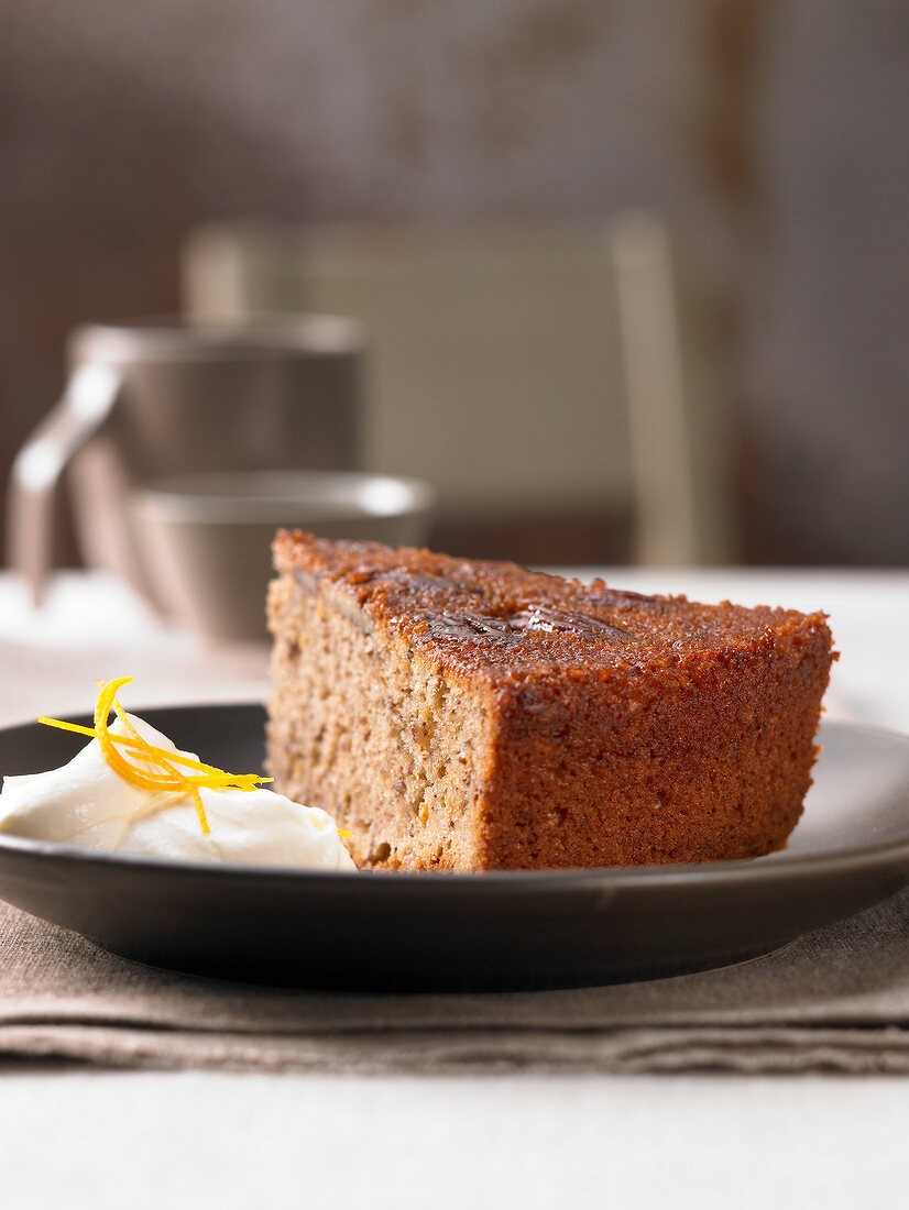 Stück Pekannusskuchen auf Teller, Gabel