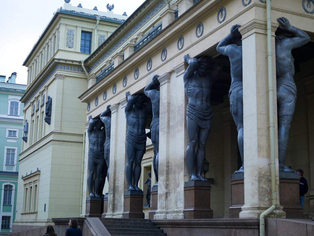 Eremitagefassade in St. Petersburg, Skulpturen an den Säulen.
