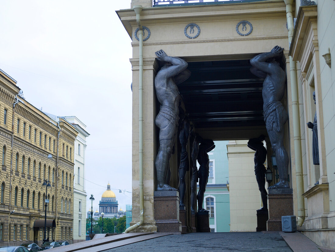 Eremitage in St. Petersburg, Skulp- turen an den Säulen, Durchgang.