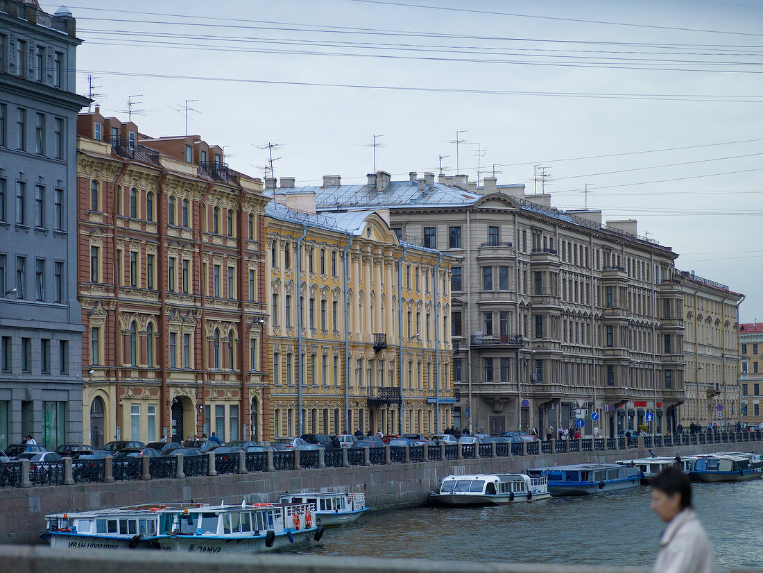 Gribojedow-Kanal in St. Petersburg, Boote, Gebäudefassaden.