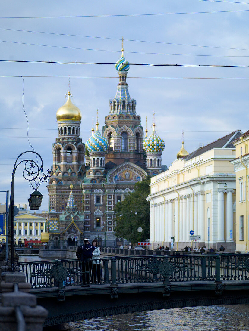 Erlöserkirche und Brücke über Gribojedow-Kanal.