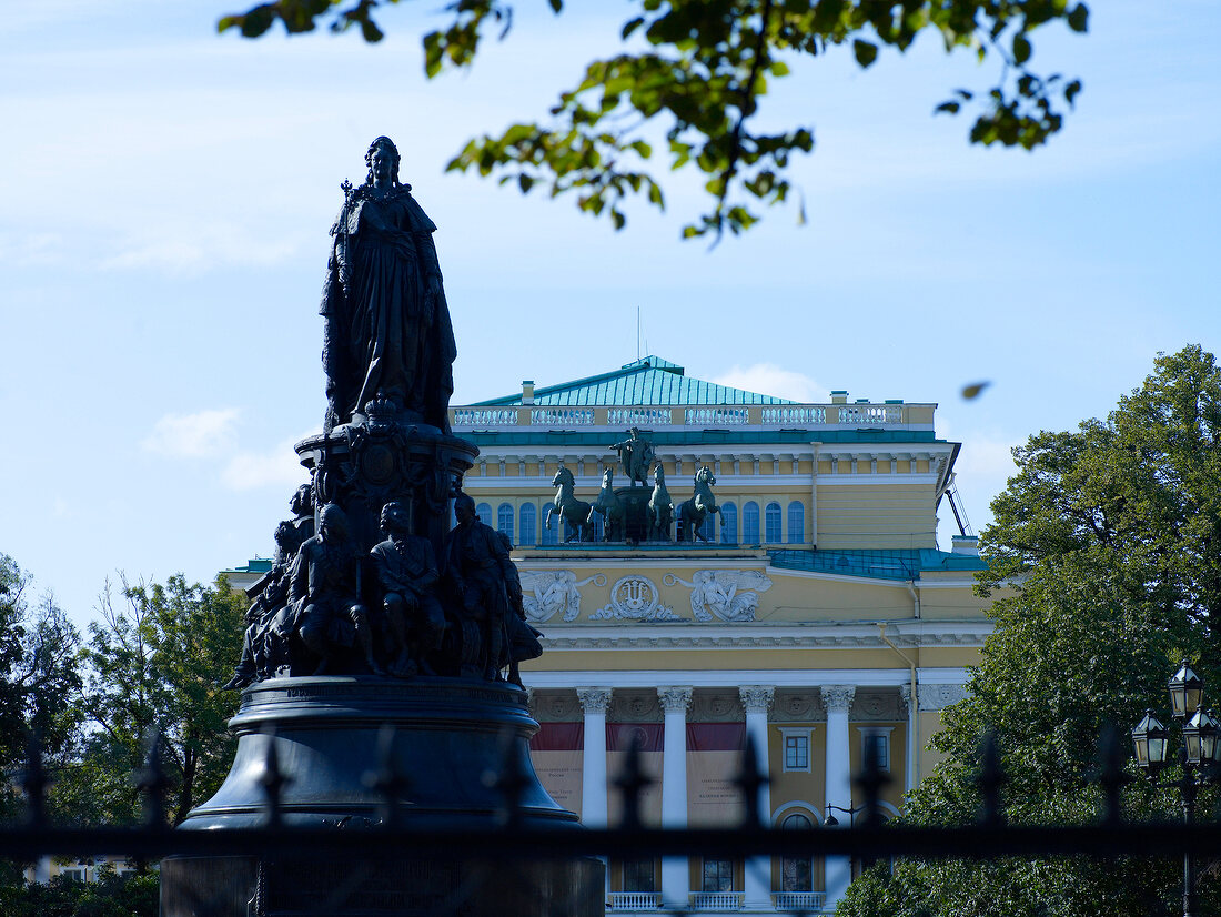 Ostrowski-Platz in St. Petersburg, Denkmal.