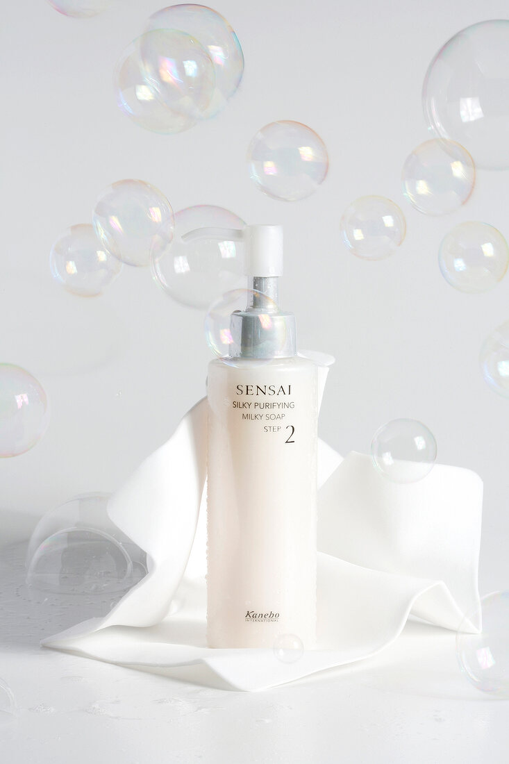 Seife in 1 Spender, Seifenblasen, "Sensai Silky Purifying" von Kanebo