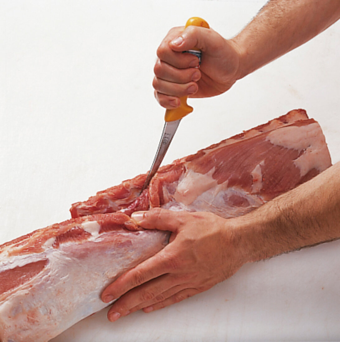 Fleisch, Kotelettstrang auslösen: An Rippen einschneiden, Step 4