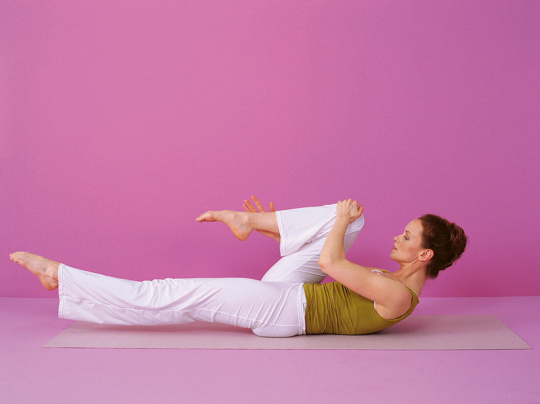 Pilates - Single Leg Stretch: Rückenlage, Bein zur Brust, Step 2