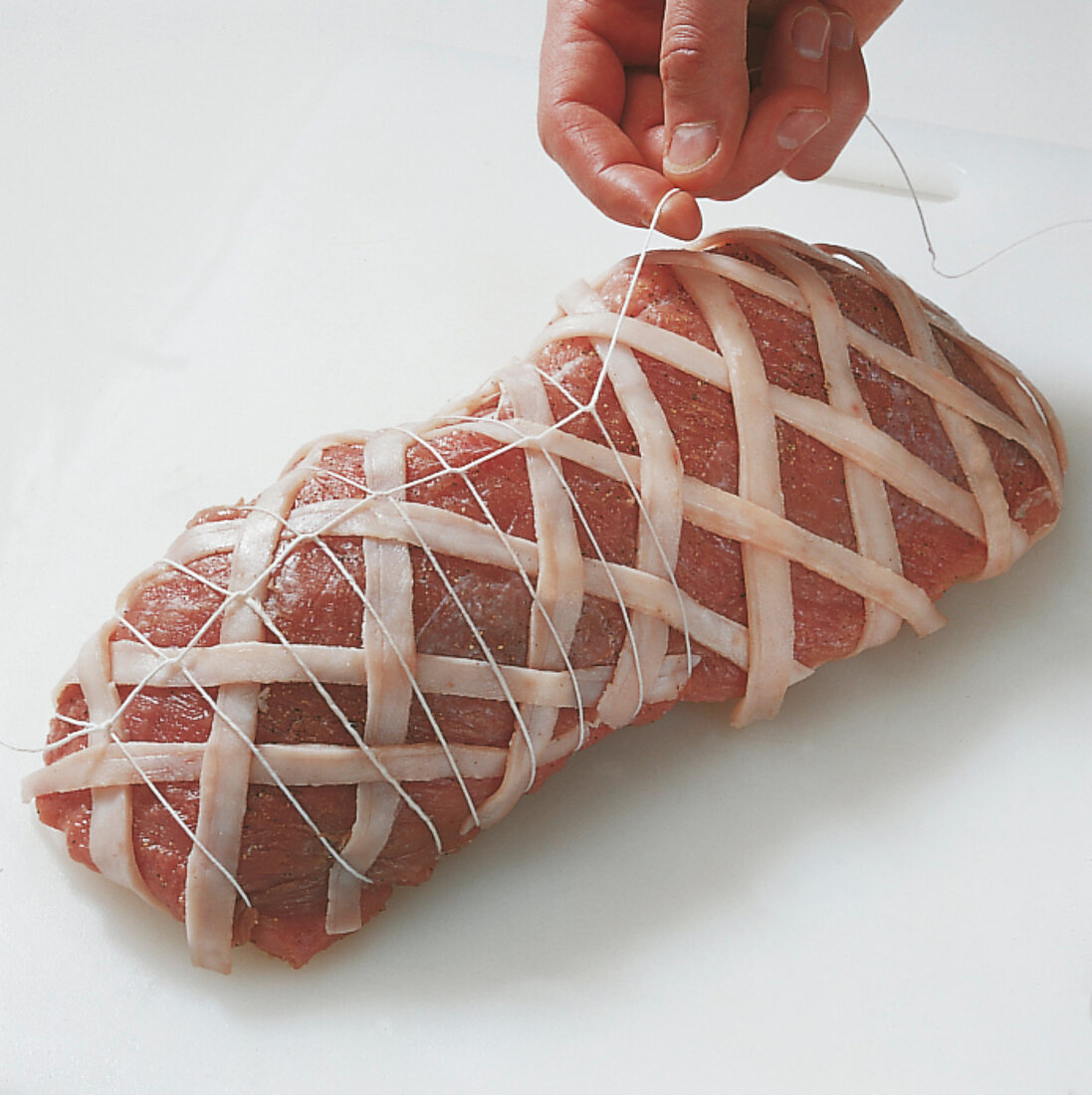 Fleisch, Bardieren: Fleisch mit Specksteifen und Garn, Step 2