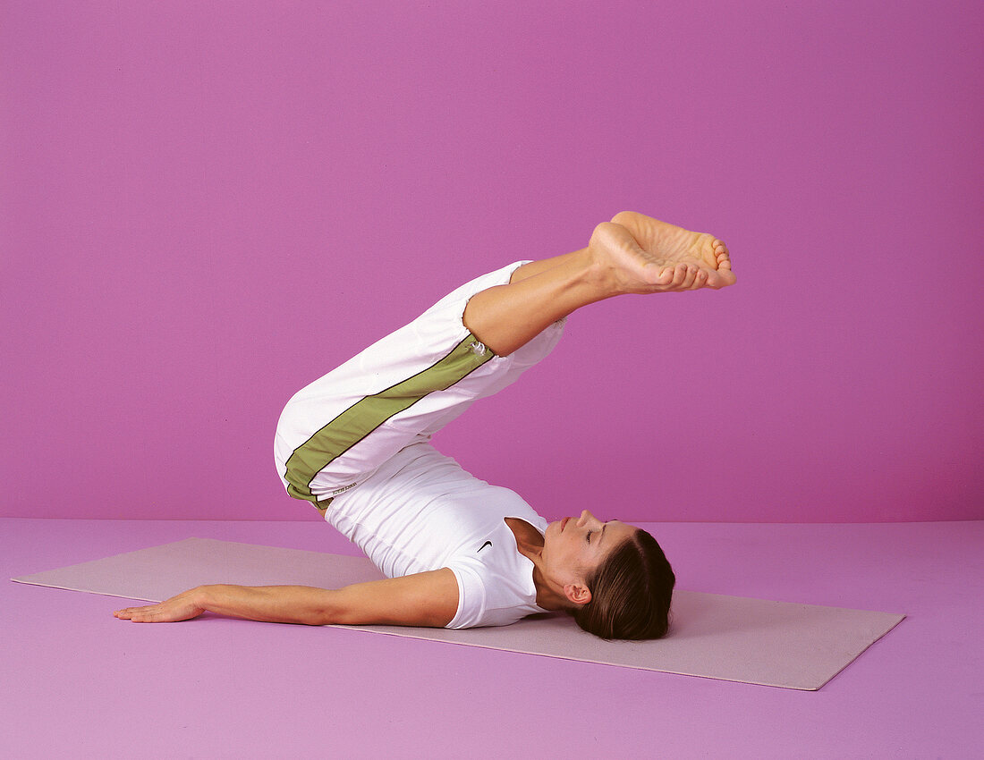 Pilates - Corkscrew: Rückenlage Beine nach links ziehen, Step 5