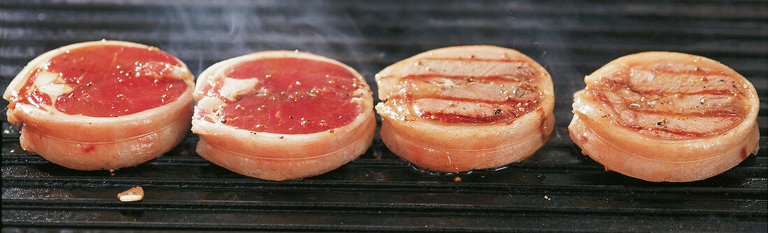 Fleisch, 4 Lammrückensteaks werden auf 1 Grill gegrillt