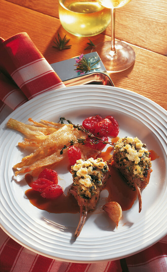 Fleisch, Lammkoteletts mit Oliven-Schafkäse-Kruste und Tomaten