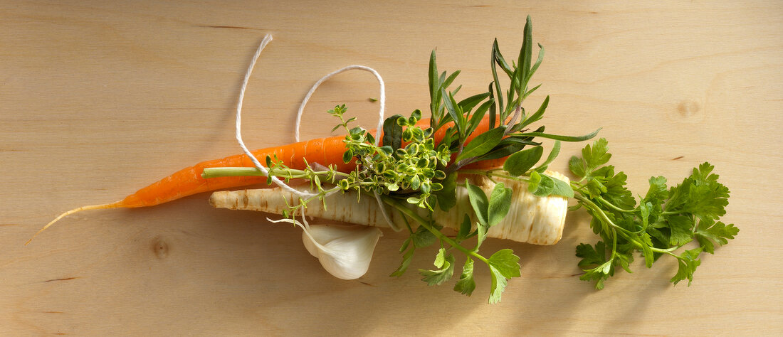 Kräuter und Gewürze, Gemüse-, Kräuterbouquet zu hellem Fleisch