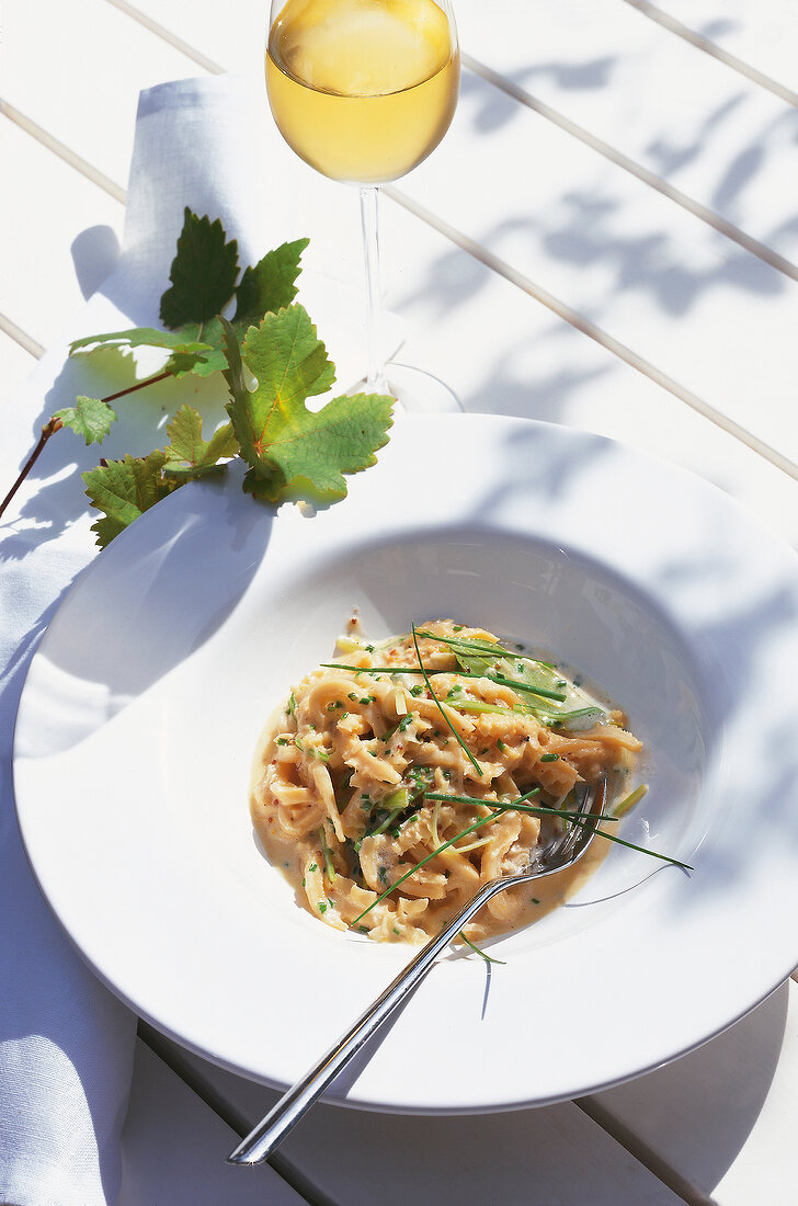 Fleisch, Kalbskutteln in Weißweinsauce mit Schnittlauch