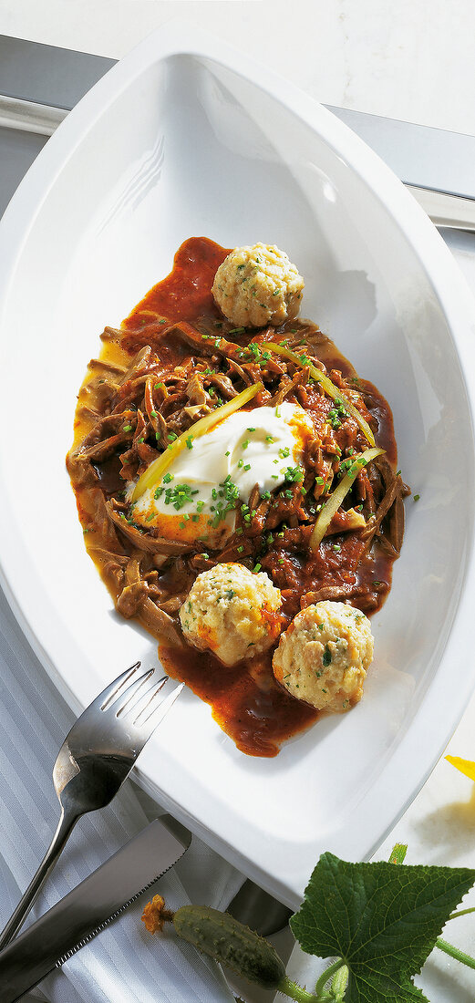 Fleisch, Geschnetzeltes vom Kalb mit Knödel und Crème fraîche