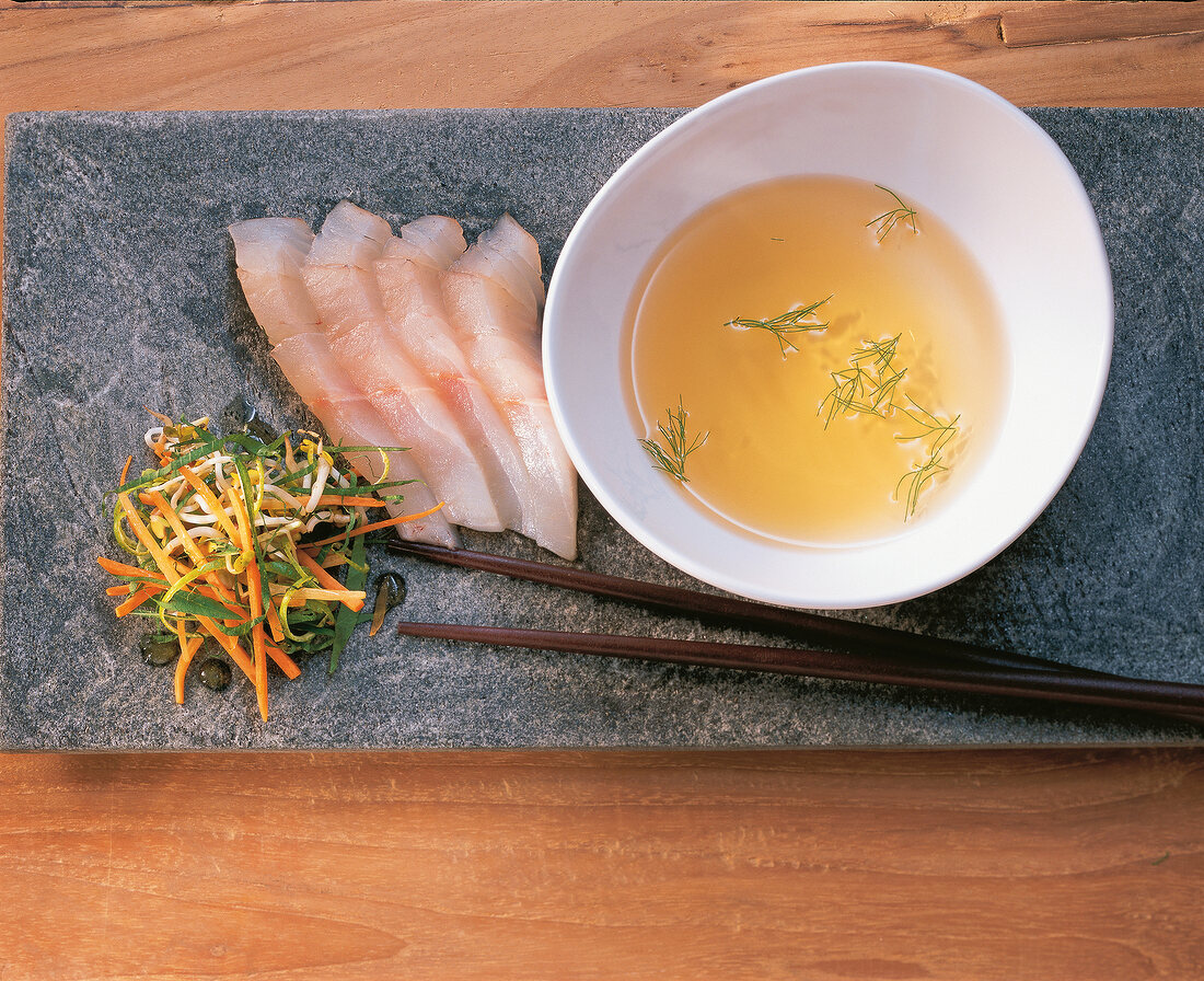Kräuter und Gewürze, Sashimi mit Sansho-Salat und Fisch-Consommé
