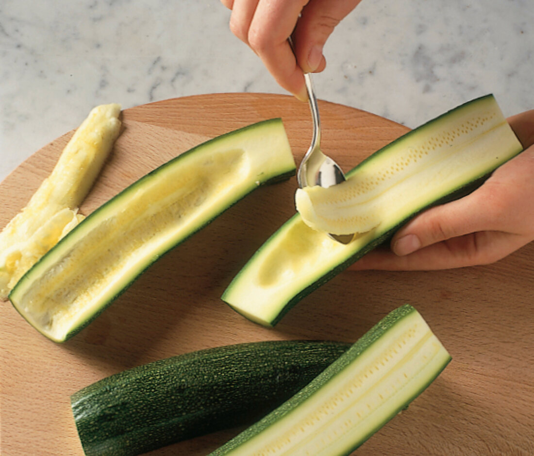 Schnell & Edel, Gefüllte Zucchini: Mit Löffel auskratzen, Step 1