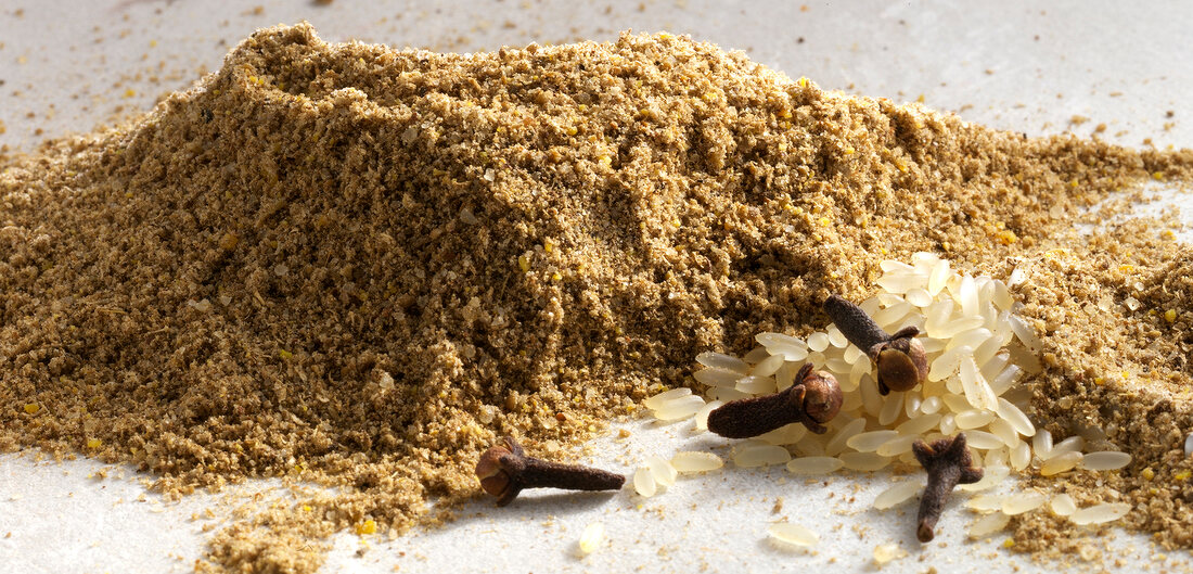 Close-up of colombo powder, rice and cloves