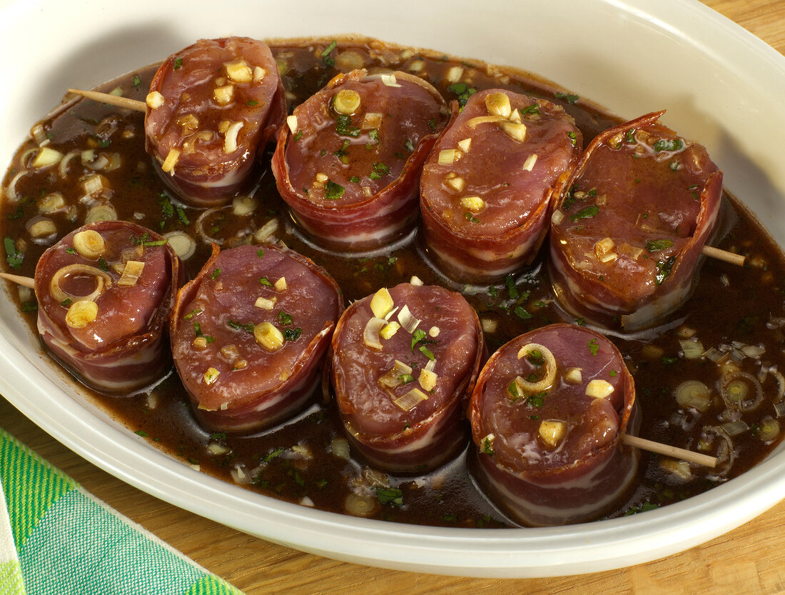 Kräuter und Gewürze, Saté- Spieße in Marinade einlegen, Step