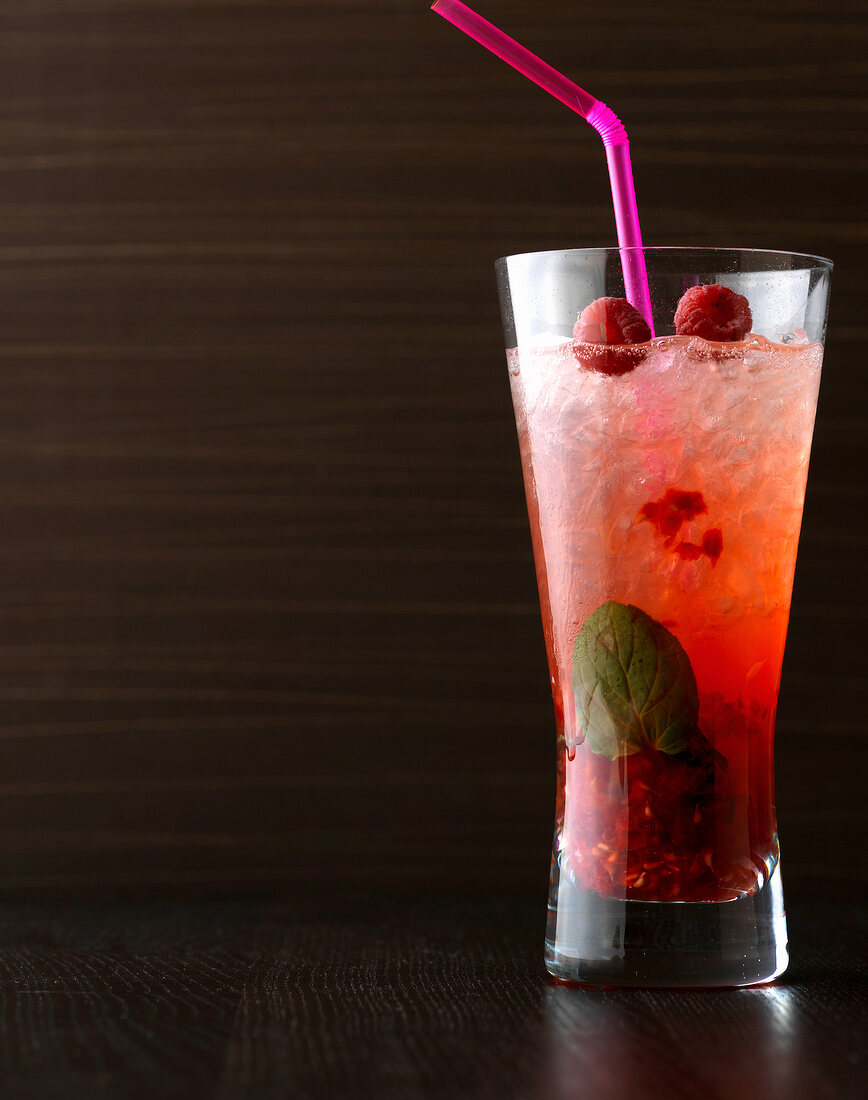 Mixschule, Raspberry Mojito: Rum mit Himbeeren, Minze, rot