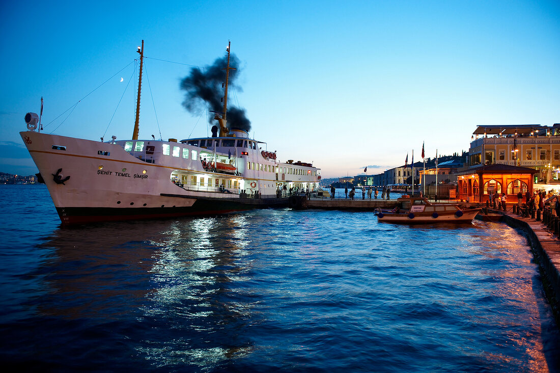 Schiff im Hafen von Istanbul, abends.