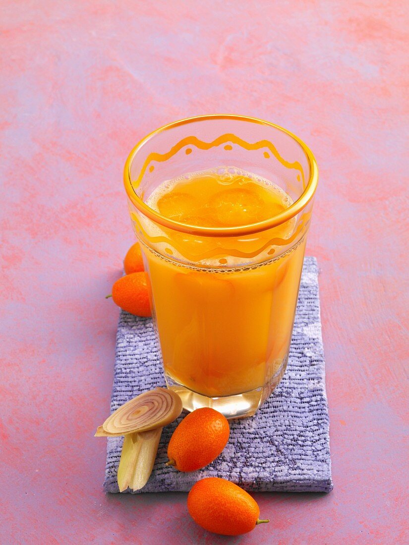 Kumquat-Punsch mit Orangenlikör & Zitronengras