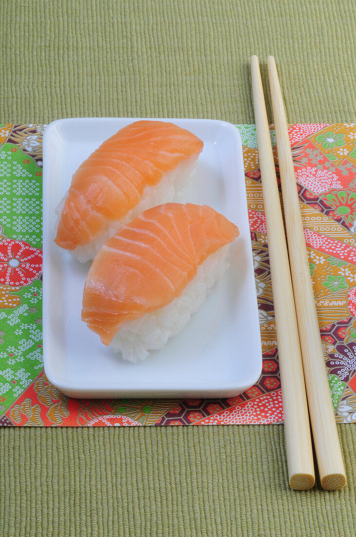 Sushi-Bar, Nigiri-Sushi: Reisbällchen mit rohem Fisch