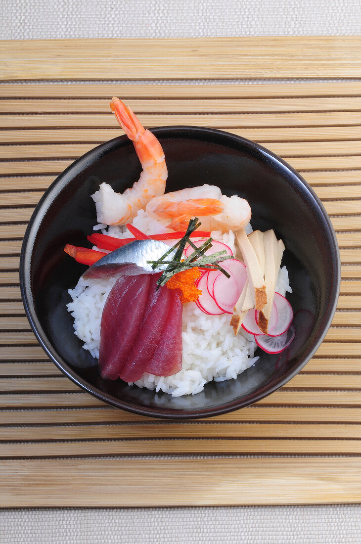 Sushi-Bar, Chirashi-Sushi: Reis mit Garnelen in einer Schüssel