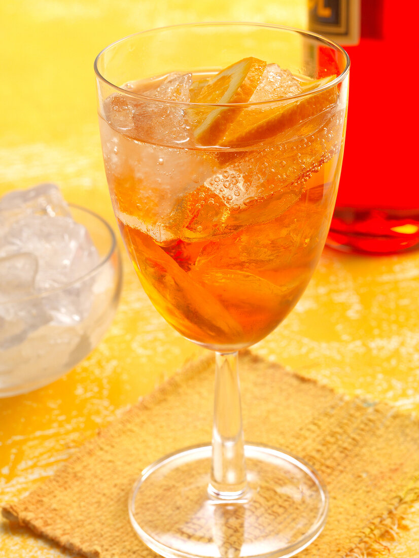Sommerdrinks, Aperol Spritz mit Orangenscheiben, Eis im Weinglas