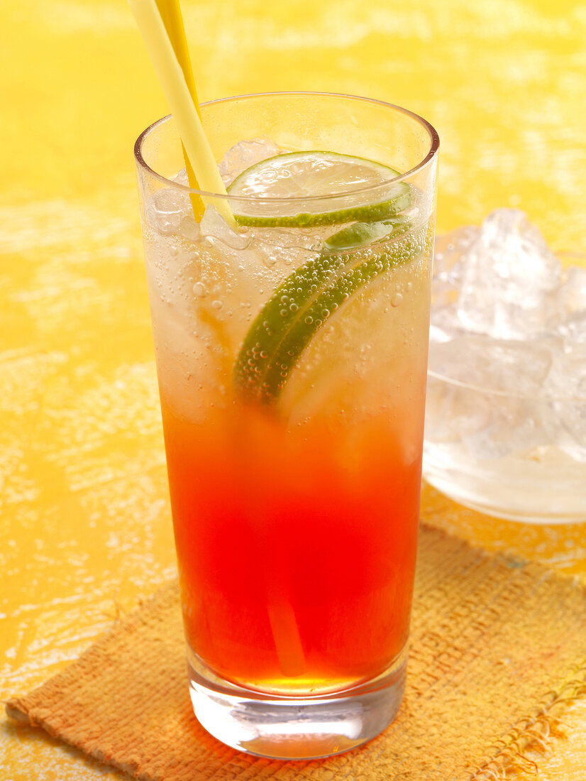 Sommerdrinks, Rhubarbo: Aperol mit Rhabarbersaft, Eis und Limette