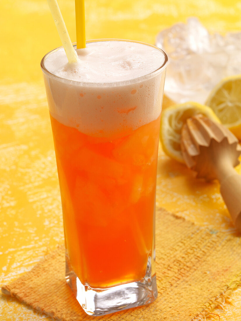 Sommerdrinks, Aperol Sour mit Zitrone, Eiswürfel und Eiweiß