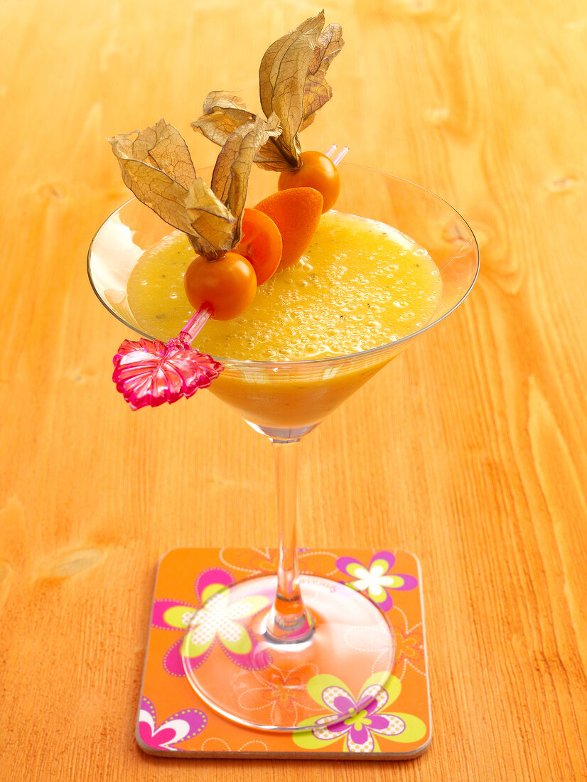 Sommerdrinks, Get Passion-Smoo -thie in Cocktailschale, Physalis
