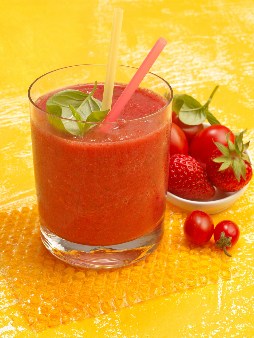 Da capo smoothie with tomatoes and strawberries in glass