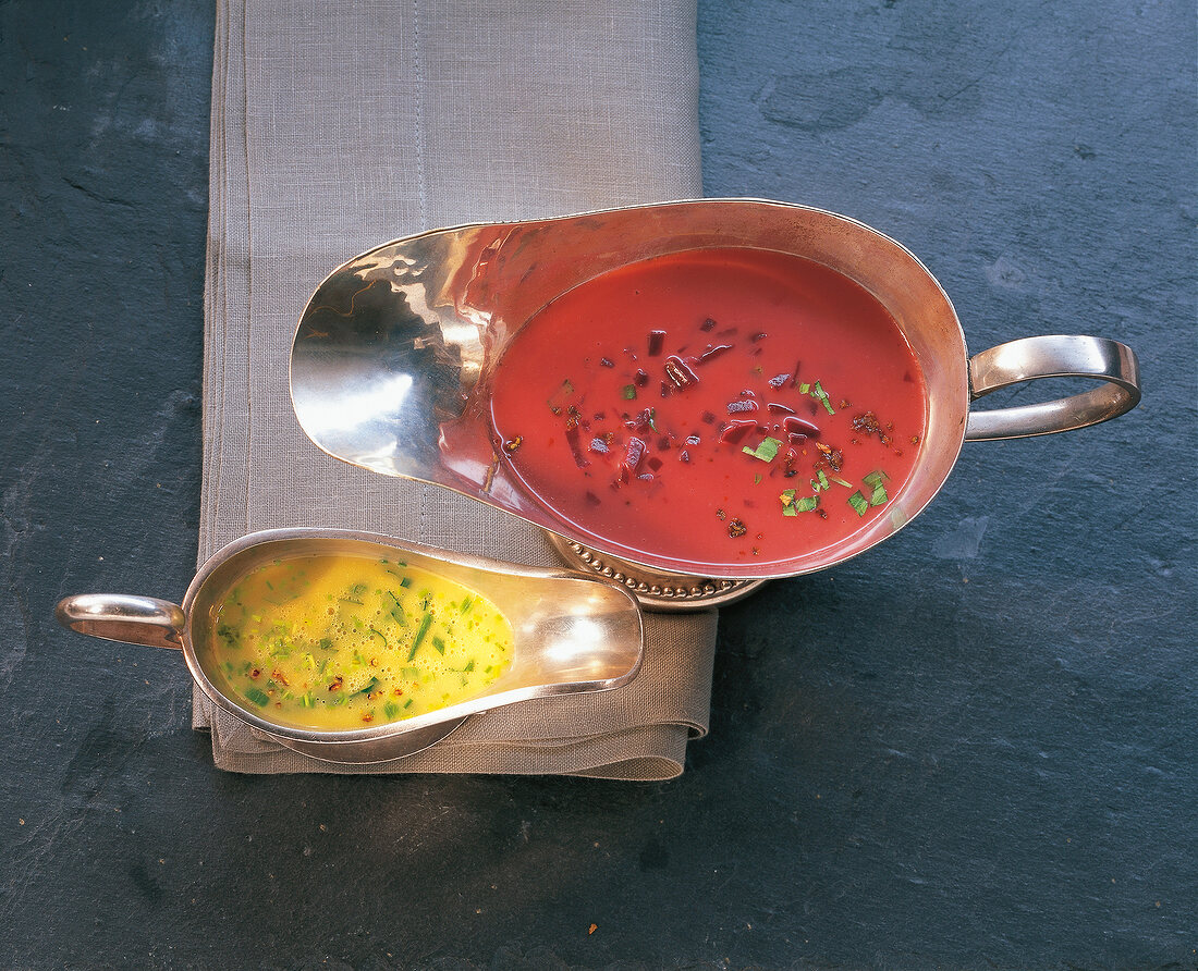 Kräuter und Gewürze, 2 ver- schiedene Buttersaucen in Sauciere