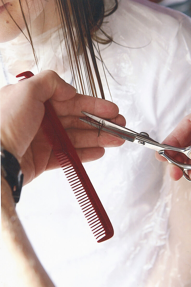 Stufen-Cut, Haare werden vom Frisör geschnitten