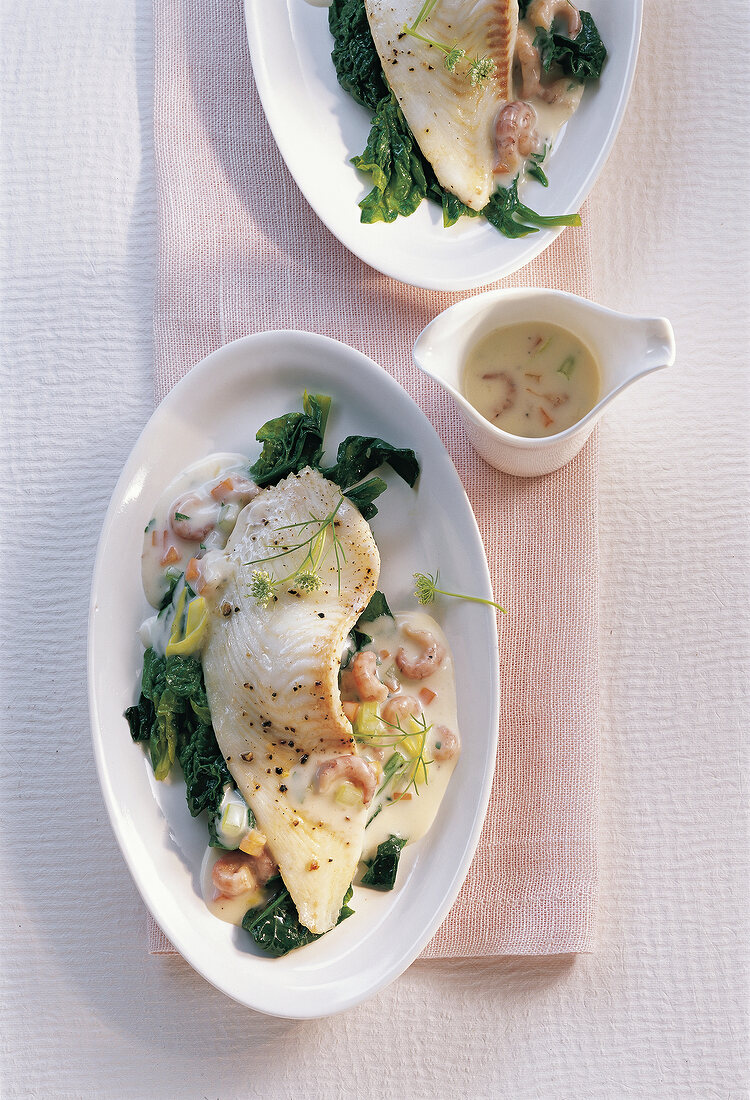 Plaice fillets with shrimps in tray