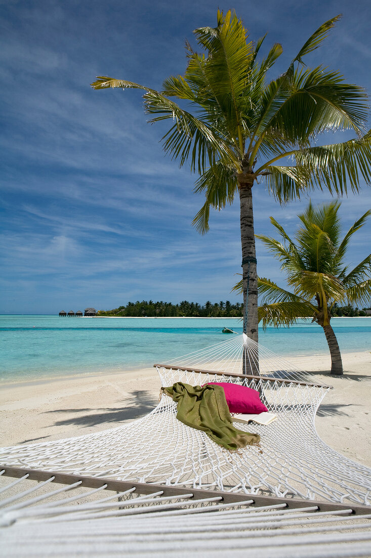 Lagune, Hängematte mit rotem Kissen, Insel Veliganduhuraa, Malediven
