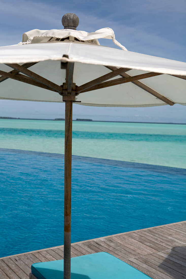 Steg mit Sonnenschirm, Meerblick, Malediven, Insel Anantara Dhigu