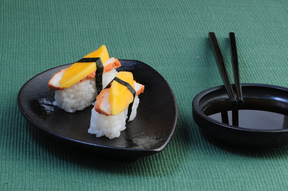Sushi-Bar, Nigiri-Sushi mit Tandoori-Huhn und Mango