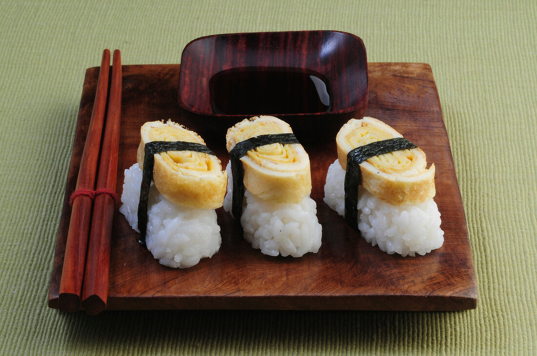 Sushi-Bar, Nigiri-Sushi mit Omelett und Sojasauce