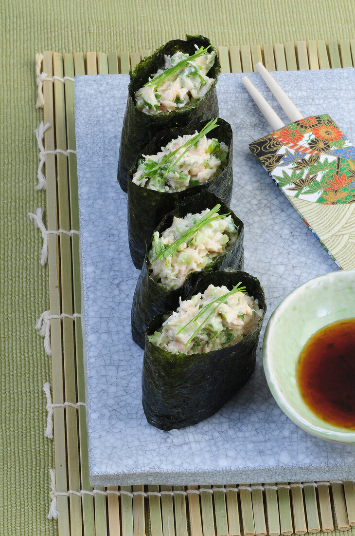 Sushi-Bar, 4 Gunkan-Sushi mit Thunfischcreme und Sellerie