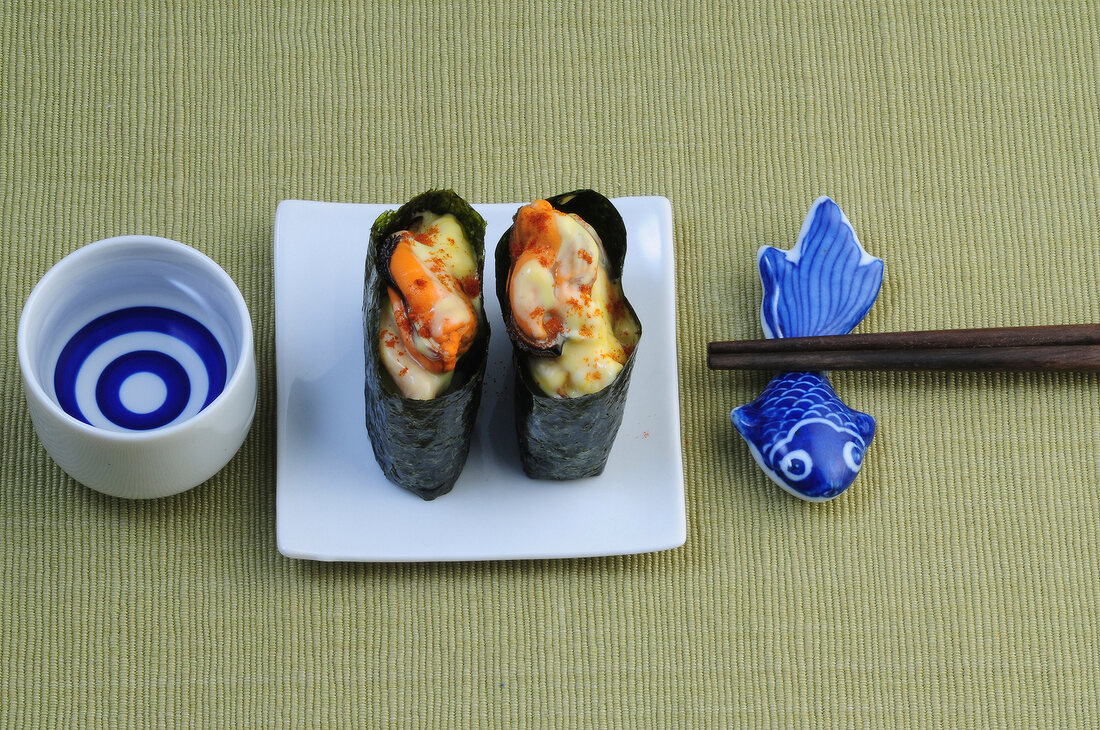 Sushi-Bar, Gunkan-Sushi mit Safranmuscheln und Mayonnaise