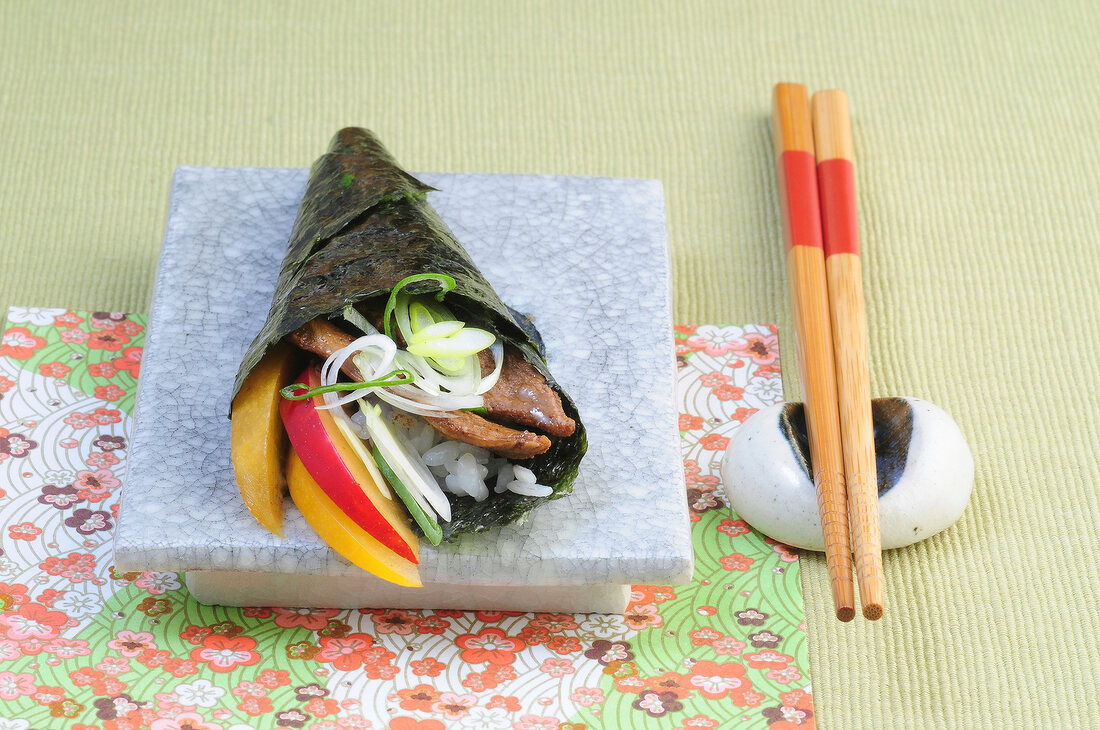 Sushi-Bar, Temaki-Sushi mit Ente, Reis, Frühlingszwiebeln, Obst