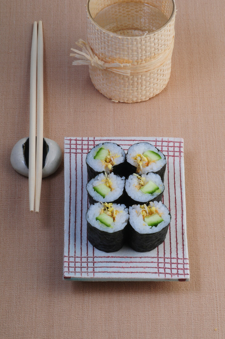 Sushi-Bar, 6 Gurken-ErdnussHoso-Maki mit Reis und Sprossen