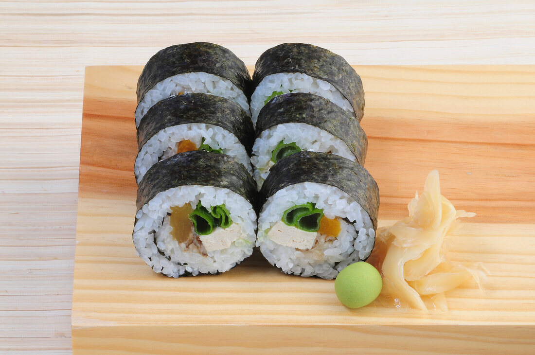 Sushi-Bar, 6 Futo-Maki mit Tofu, Kürbis und Austernpilze