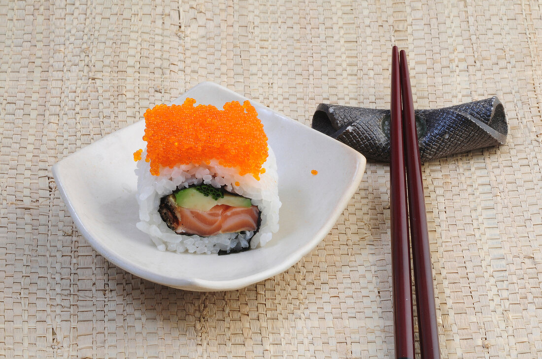 Sushi-Bar, Ura-Maki mit Lachs, Avocado, Schnittlauch und Kaviar