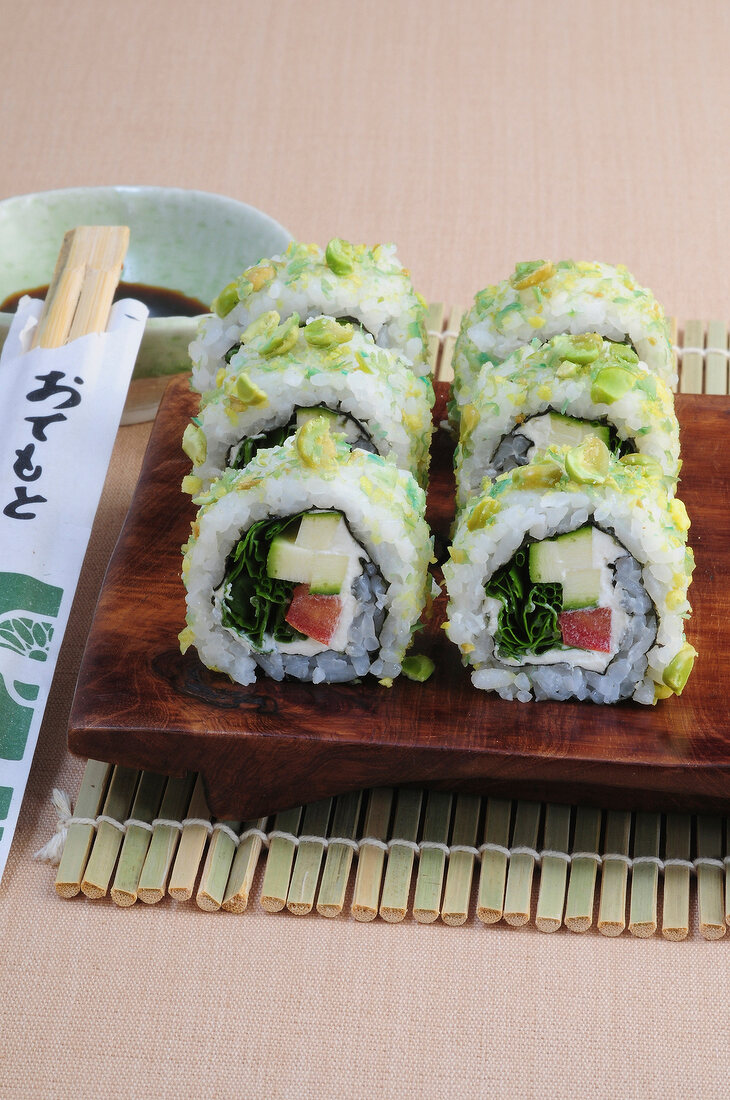 Sushi-Bar, Grüne Wasabi-UraMaki mit Zucchini, Tomate und Rucola