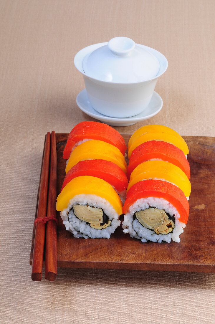 Sushi-Bar, Regenbogenrolle mit gegrillter Paprika und Artischocken
