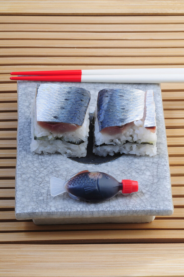Sushi-Bar, 2 Schicht-Sushi mit Sardinenfilets und Sojasauce